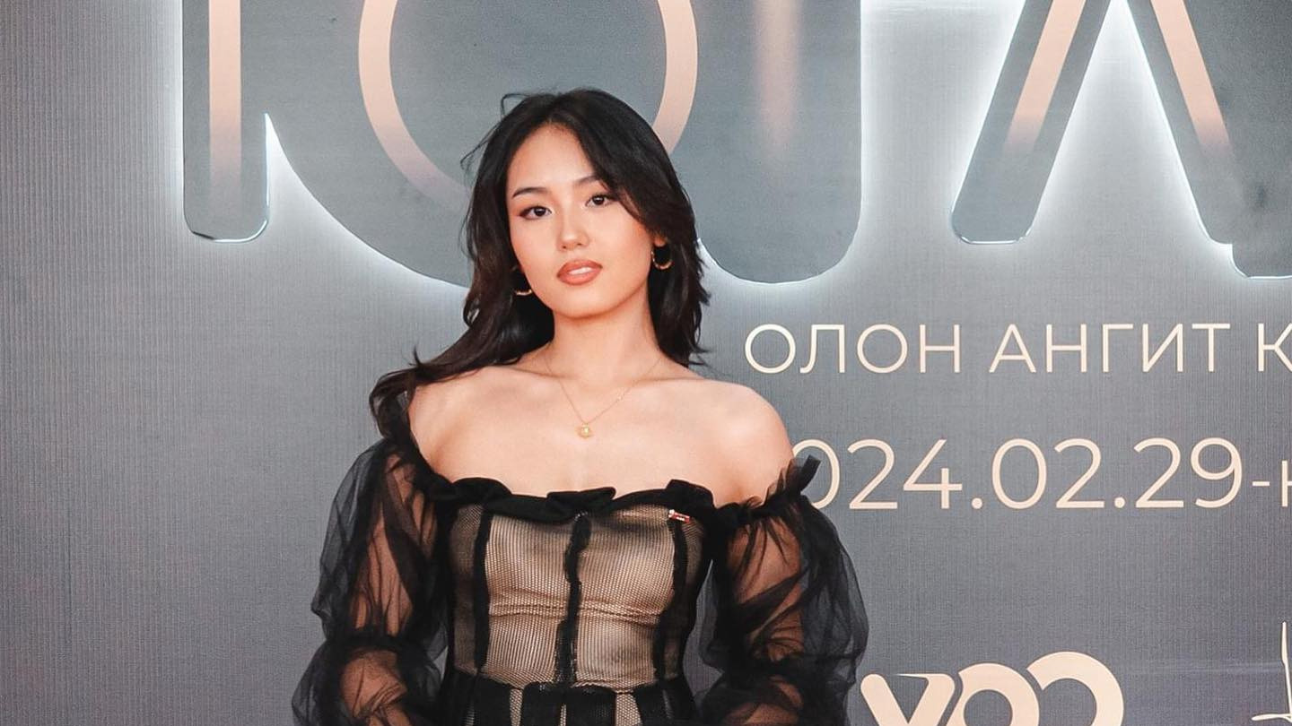 Залуухан үзэсгэлэнтэй шинэхэн од мэндэллээ, тосоод аваарай...